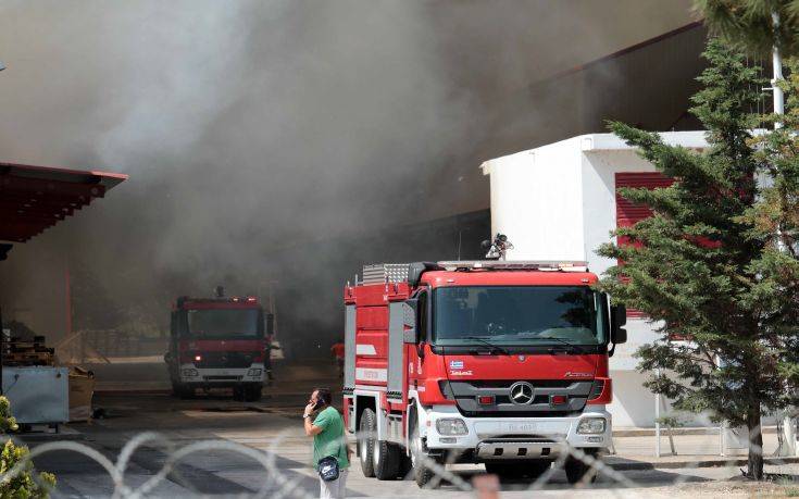 Καίγεται εργοστάσιο παραγωγής απορρυπαντικών στα Οινόφυτα