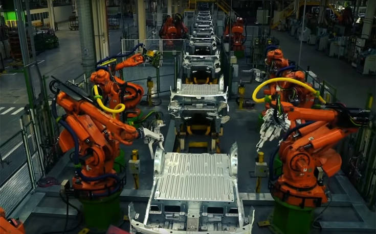 Το εργοστάσιο όπου άνθρωποι εργάζονται «χέρι-χέρι» με ρομπότ