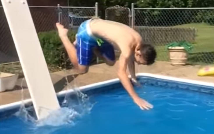 Καλοκαίρι, η εποχή της γκάφας στην πισίνα