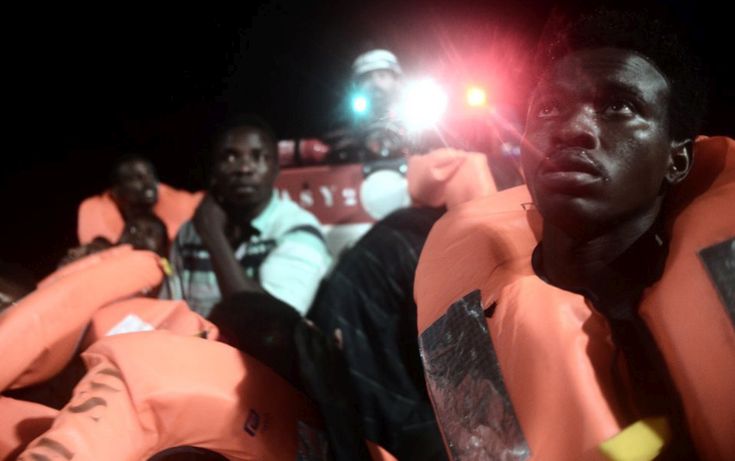 Πλοίο του ιταλικού πολεμικού ναυτικού μεταφέρει εκατοντάδες μετανάστες προς την Κατάνη