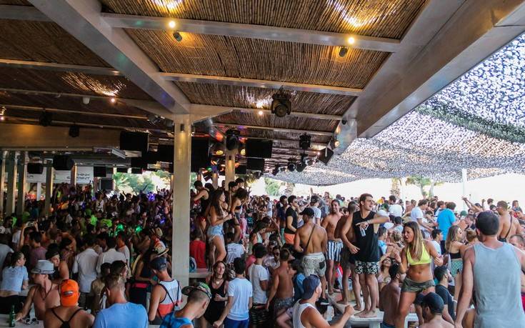 Στο Tropicana Beach Bar Restaurant η διασκέδαση βασιλεύει όλο το καλοκαίρι