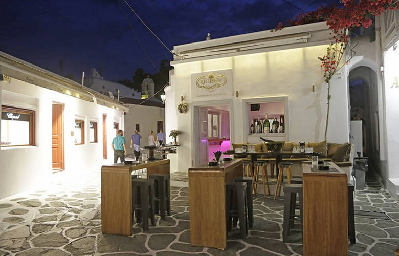 Queen, ένα champagne & cocktail bar- σήμα κατατεθέν του μυκονιάτικου nightlife
