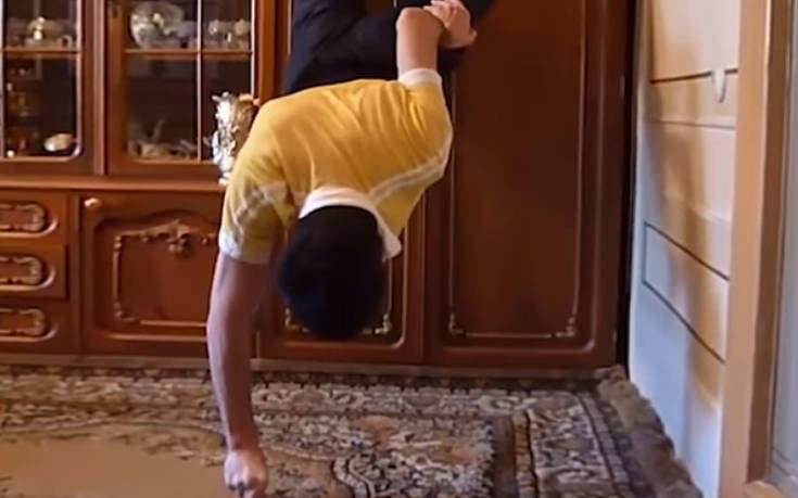 Κάνει τα απλά push-ups να φαίνονται παιχνίδι