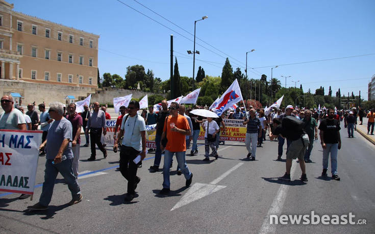 Κλείνει το κέντρο, έξω από τη Βουλή το ΠΑΜΕ