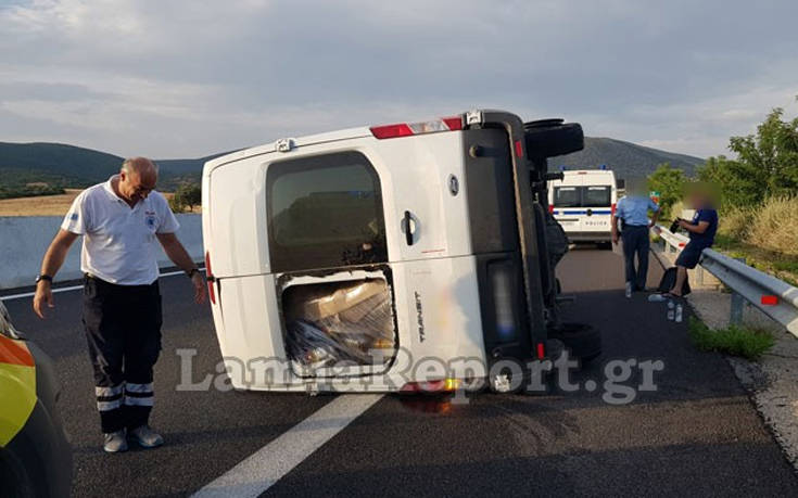 Έσκασε το λάστιχο και το βανάκι ανατράπηκε στο οδόστρωμα