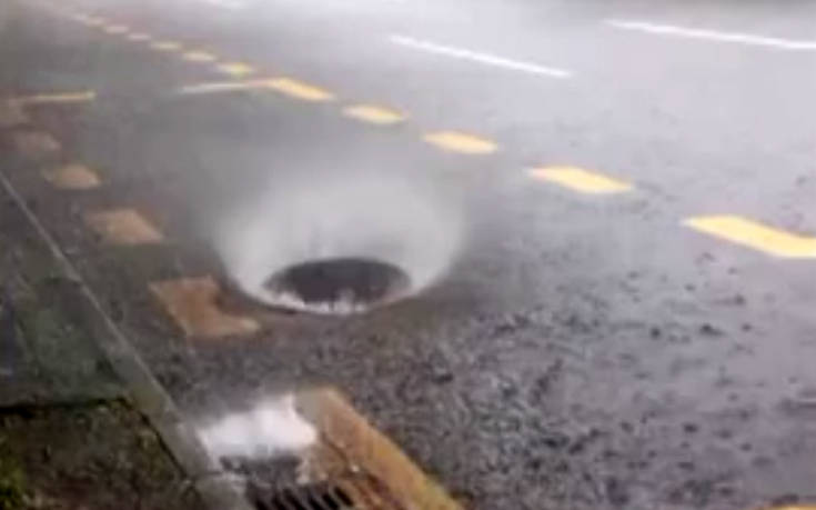 Καπάκι από φρεάτιο «χορεύει» στο ρυθμό της βροχής