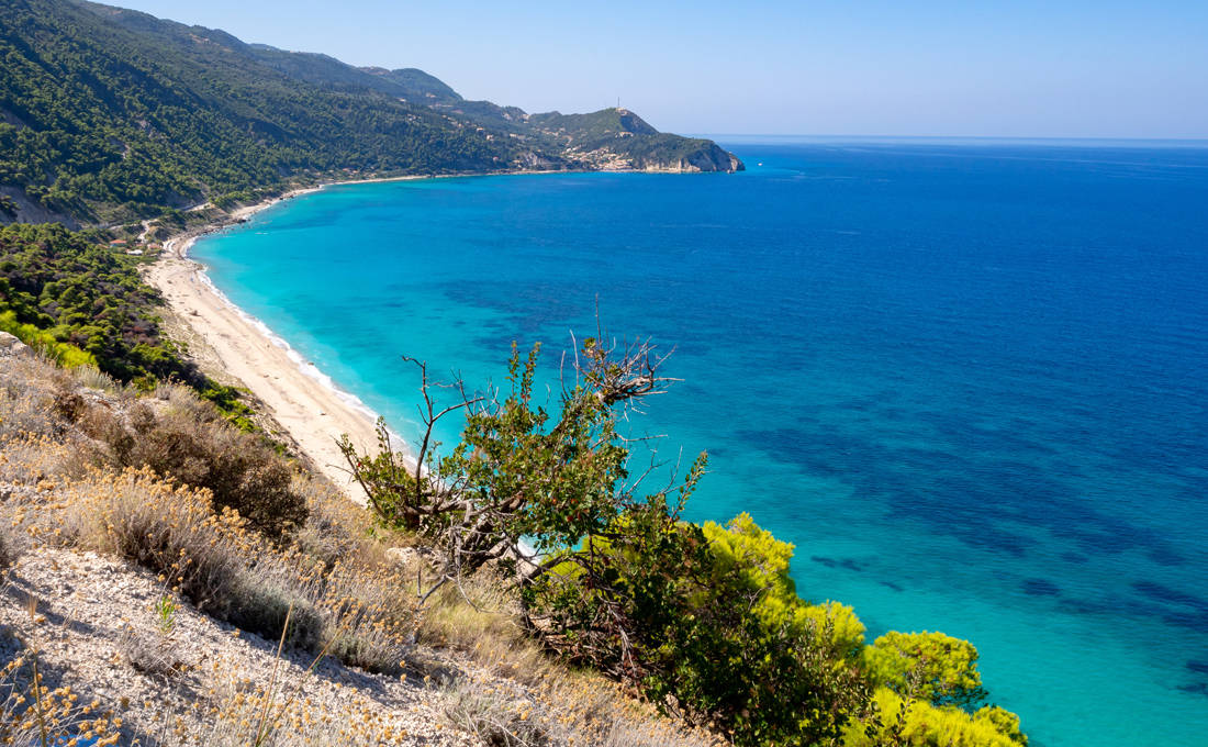 Η μαγευτική παραλία της Λευκάδας με το πευκοδάσος και τα πεντακάθαρα νερά