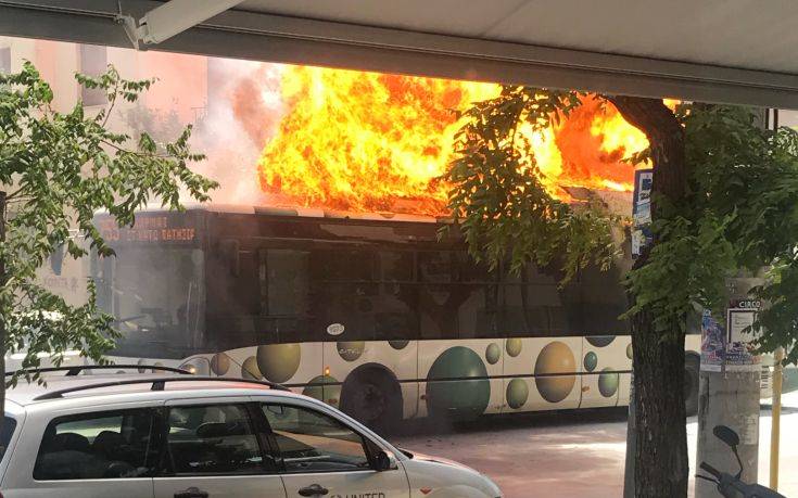 Φωτογραφίες από τη στιγμή που λαμπάδιασε το λεωφορείο στα Κάτω Πατήσια