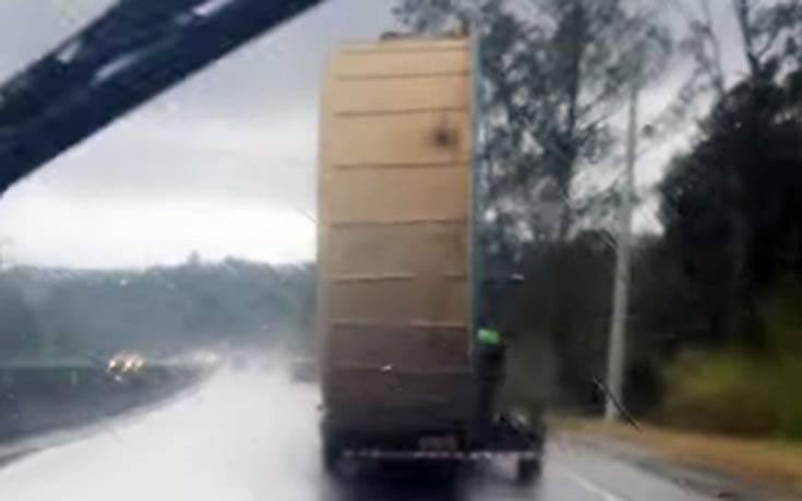 Μετέφεραν μια πισίνα με το αυτοκίνητο!