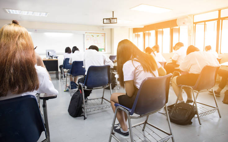 Σχολείο απαγορεύει στους μαθητές να βάζουν σορτς και προτείνει… φούστες