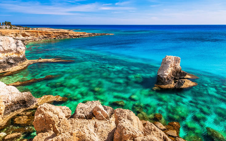 Κρυστάλλινα νερά και δαντελωτές ακτές στον Πρωταρά