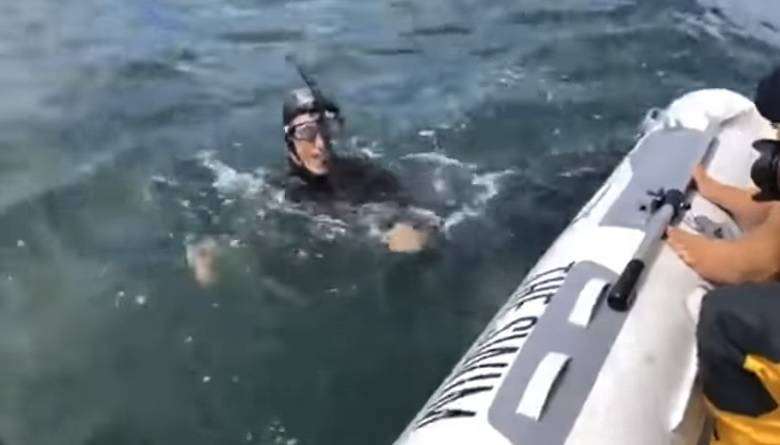Γάλλος επιχειρεί να γίνει ο πρώτος άνθρωπος που θα διασχίσει κολυμπώντας τον Ειρηνικό