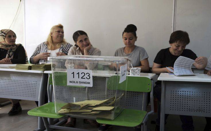 Καταγγελίες για κάλπες με ψηφοδέλτια του Ερντογάν πριν αρχίσουν οι εκλογές στην Τουρκία