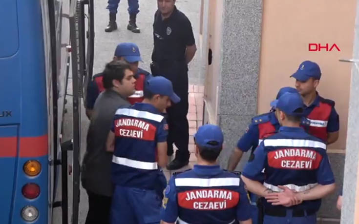 Βίντεο από τη μεταγωγή των δύο ελλήνων στρατιωτικών στο δικαστήριο