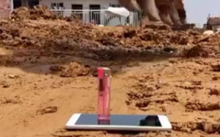 Άναψε τον αναπτήρα με έναν εκσκαφέα