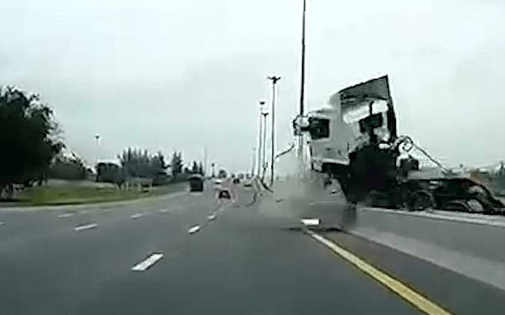 Οδηγός φορτηγού χάνει τον έλεγχο και εκτοξεύεται στο αντίθετο ρεύμα