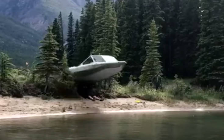 Σκάφος πηδάει ξυστά πάνω από άνθρωπο