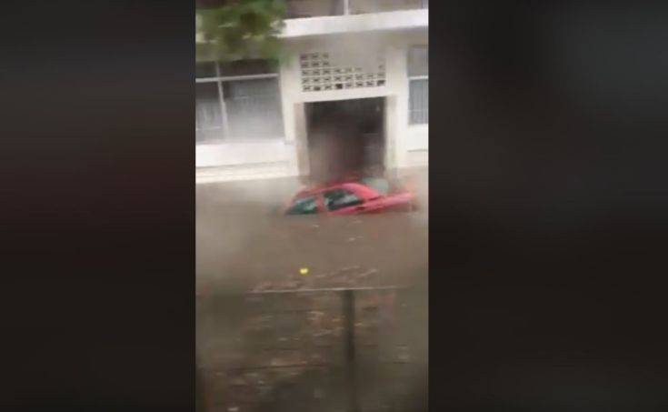 Πλημμύρισαν δρόμοι στον Περισσό με αυτοκίνητα να «πλέουν» στο νερό