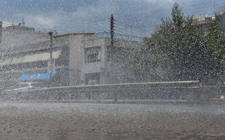 Προβλήματα από τη σφοδρή βροχόπτωση στην Αττική