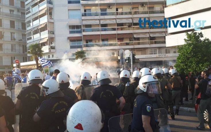 Ένταση μεταξύ διαδηλωτών και αστυνομικών στη Θεσσαλονίκη