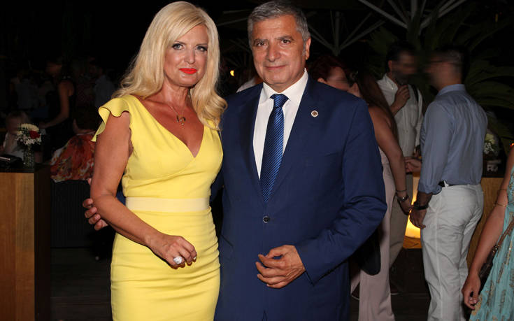 Με κίτρινο φόρεμα και ασορτί γόβες στο πάρτι για την γιορτή της η Μαρίνα Πατούλη