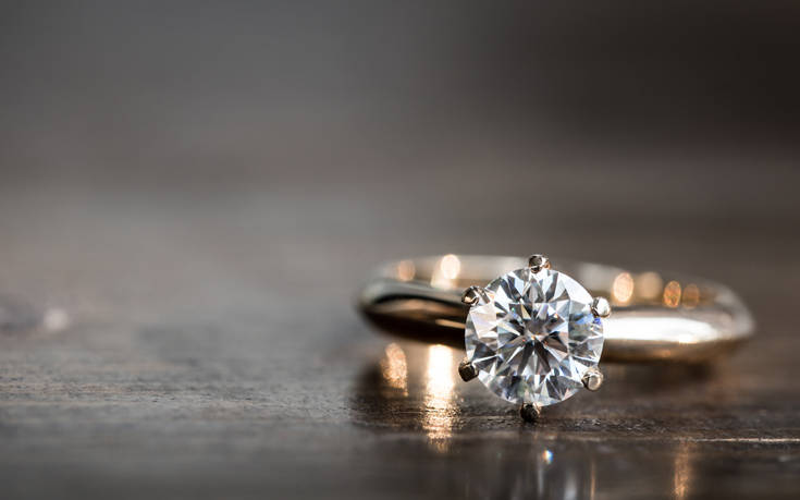Έκανε πρόταση γάμου, χώρισε και ζητάει πίσω το δαχτυλίδι αξίας 40.000 δολαρίων