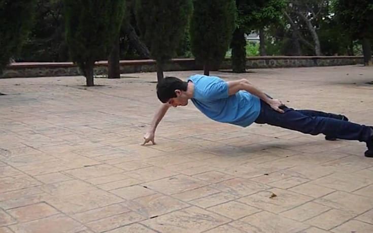 Κάνει push-ups μόνο με δύο δυνατά δάχτυλα