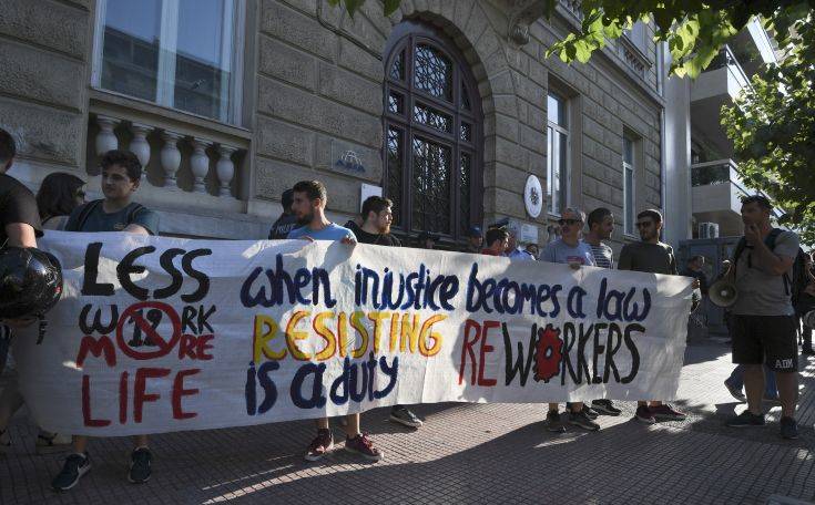 Διαμαρτυρία στην αυστριακή πρεσβεία για το 12ωρο εργασίας