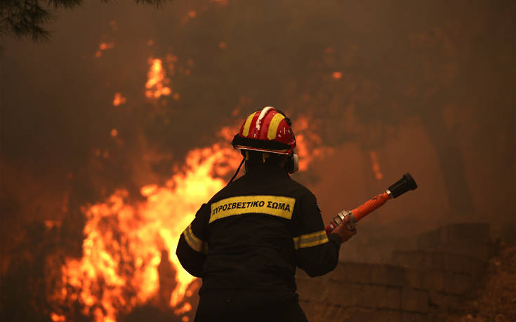 Φωτιά κοντά σε οικισμό στην Κεφαλονιά