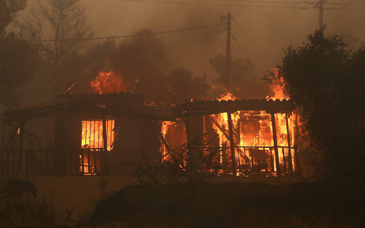Καίγονται σπίτια από τη μεγάλη φωτιά στην Κινέτα