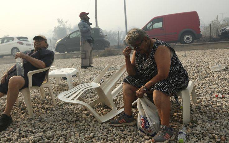 Κόσμος στην παραλία της Κινέτας την ώρα της πυρκαγιάς