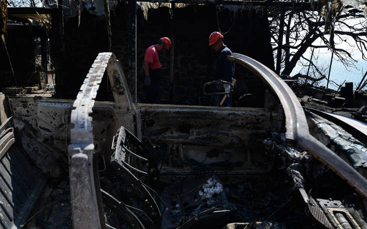 Αυτοψίες σε κατεστραμμένες επιχειρήσεις και αυτοκίνητα