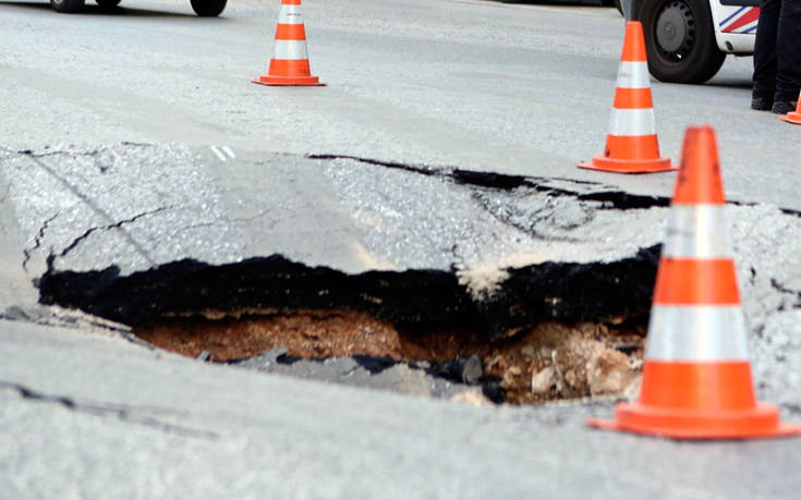 Φωτογραφίες από την καθίζηση 2 μέτρων στη Μεσογείων