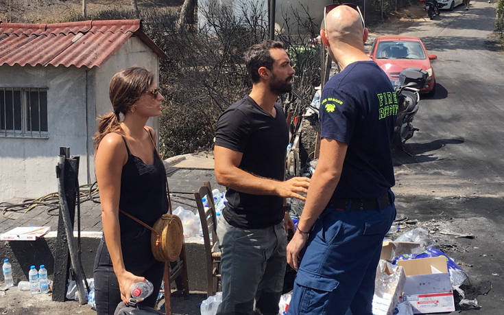 Σάκης Τανιμανίδης και Χριστίνα Μπόμπα στους πληγέντες από τη φωτιά