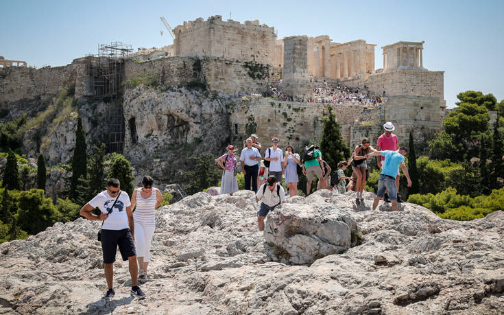 Ακρόπολη: «Το παιδί έκλαιγε, στην πλάτη το ανέβασε ο πατέρας του»