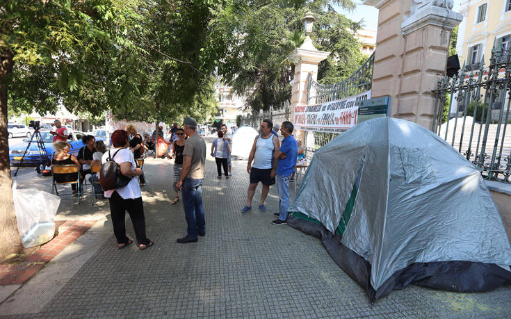 Με σκηνές έξω από το υπουργείο Μακεδονίας &#8211; Θράκης