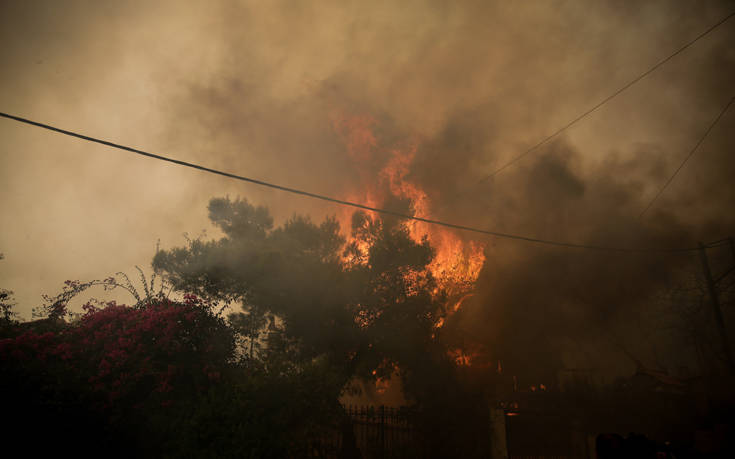 Μαίνονται δύο εστίες φωτιάς στην Κόρινθο