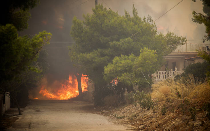 Πύρινα μέτωπα σε εξέλιξη και στην Κορινθία