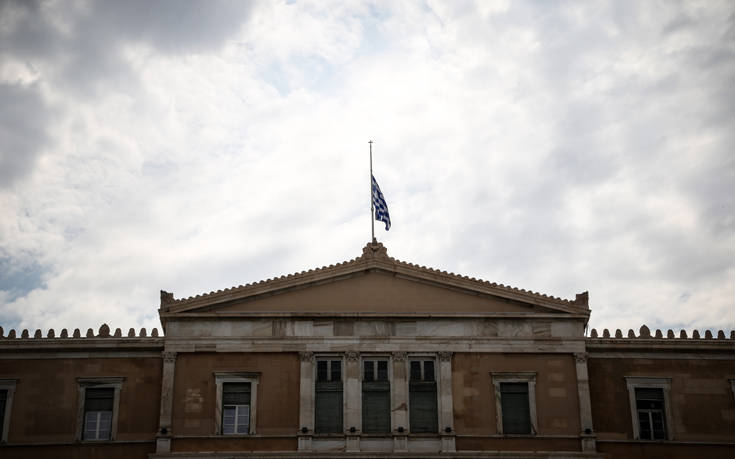 Μεσίστια η σημαία της Βουλής μετά την τραγωδία στην Αττική