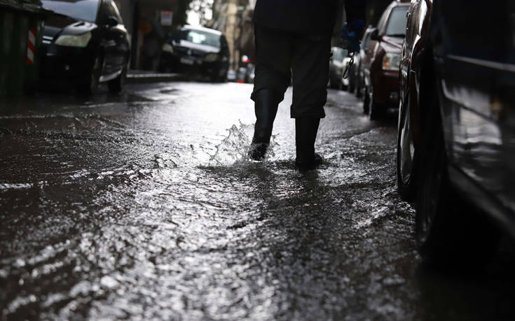 «Πνίγεται» η Κρήτη, εγκλωβισμένοι, πλημμύρες και κλειστοί δρόμοι