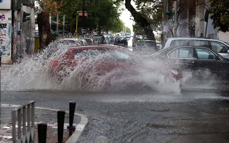 Εικόνες από την καταρρακτώδη βροχή στη Θεσσαλονίκη