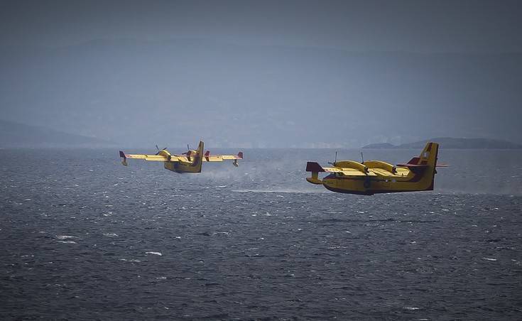 Οι πυρκαγιές στην Κινέτα και την Καλλιτεχνούπολη παραμένουν σε πλήρη εξέλιξη