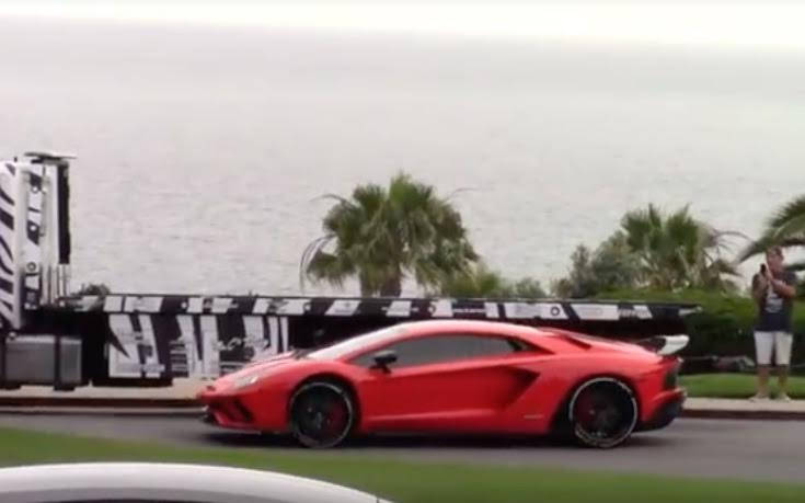 Πασίγνωστος ποπ σταρ οδηγεί Lamborghini με&#8230; παντόφλες