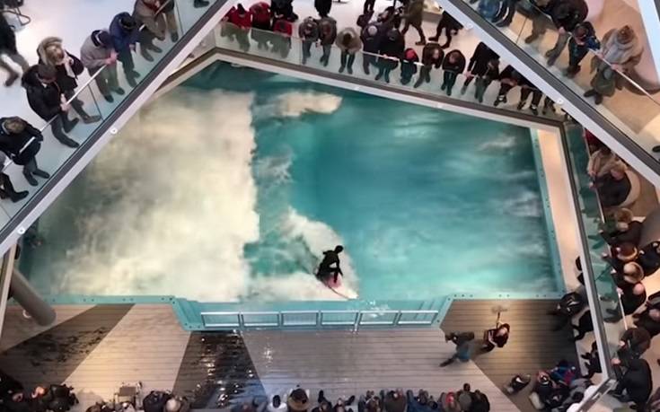 Κάνουν σέρφινγκ μέσα σε εμπορικό κέντρο!