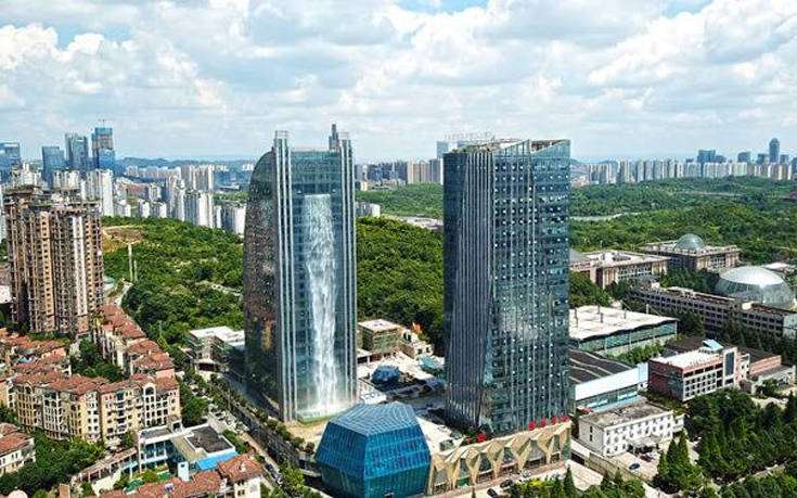 Τεχνητός καταρράκτης που πέφτει από ουρανοξύστη