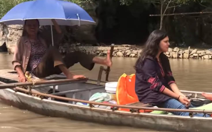 Οι οδηγοί βάρκας που κάνουν κουπί με τα πόδια