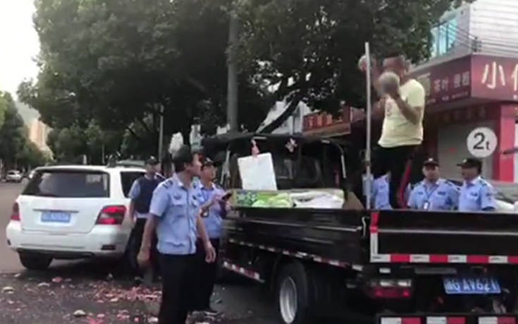 Πόσοι αστυνομικοί χρειάζονται για να σταματήσουν έναν νευριασμένο πωλητή καρπουζιών;