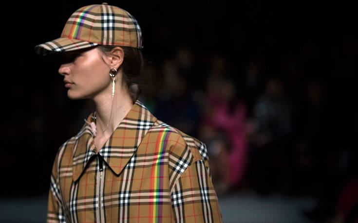 Ο οίκος Burberry έκανε στάχτη ρούχα και καλλυντικά για να μην πάνε στα στοκατζίδικα