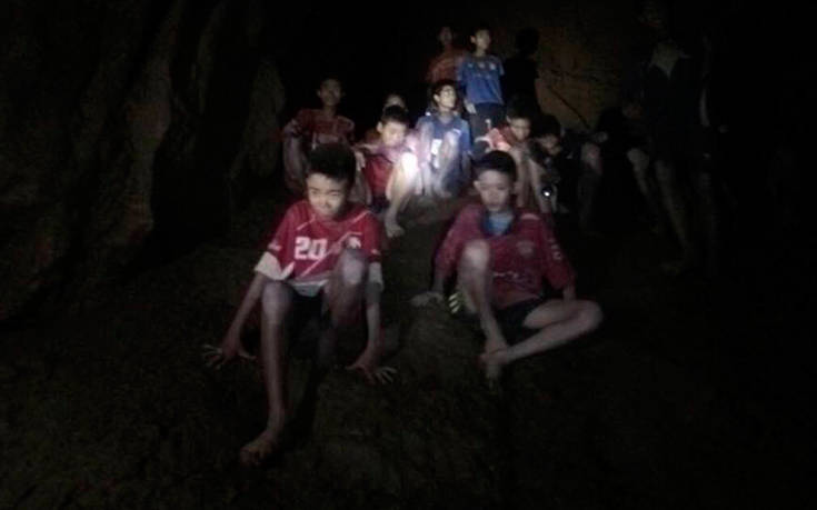 Η στιγμή που οι δύτες εντοπίζουν ζωντανά τα παιδιά σε σπήλαιο στην Ταϊλάνδη