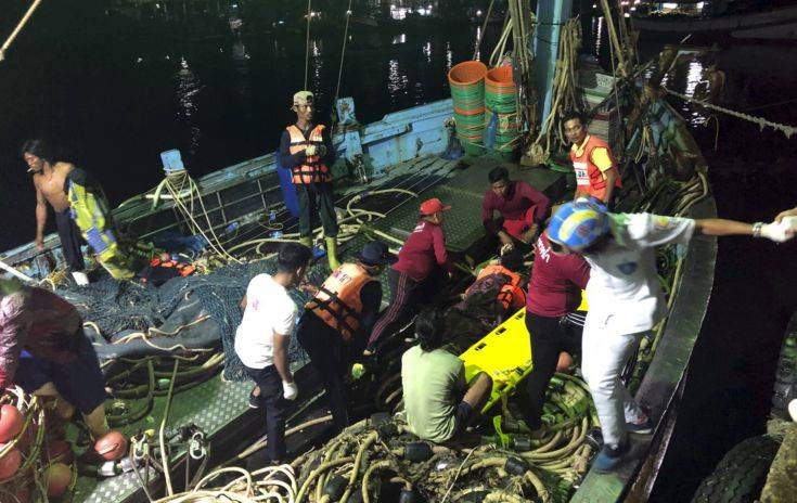 Ένας άνδρας πνίγηκε και 53 άνθρωποι αγνοούνται μετά το ναυάγιο στην Ταϊλάνδη